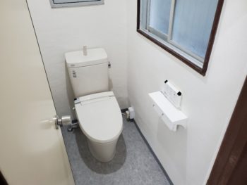 事務所の和式トイレはタイルが1枚また1枚と落ちてしまっています