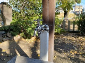 かなり歴史のある水栓柱の水栓を２口に取り換える