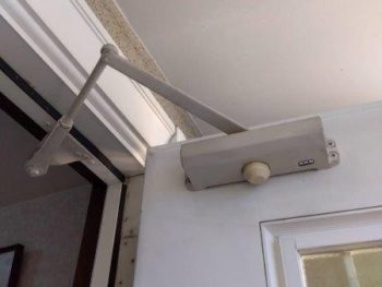 ドアクロ－ザ－取替